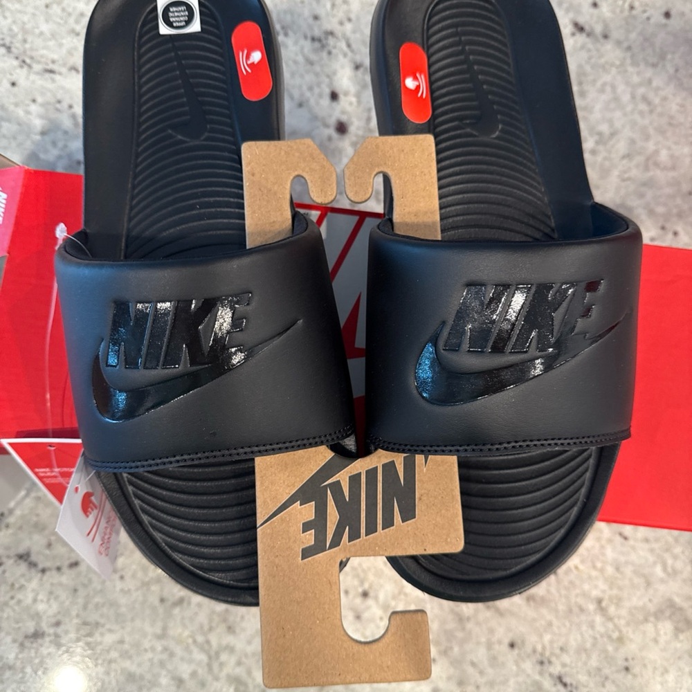 Nike Victori One Slide in Black size 9 M NIB